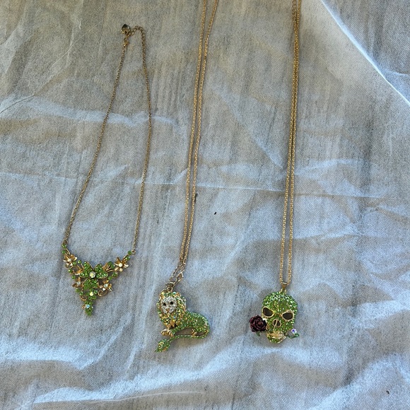 Costume Necklace - Picture 1 of 5